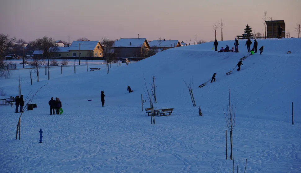 VINKOVCI - Igrali&scaron;te Papuk prekriveno snijegom postalo omiljeno sanjkali&scaron;teSIJEČANJ 2026.