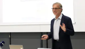 Osijek, 30. 10. 2024, Građevinski fakultet Osijek. Predavanje Velimira Sriće. Velimir Srića.snimio GOJKO MITIĆ
