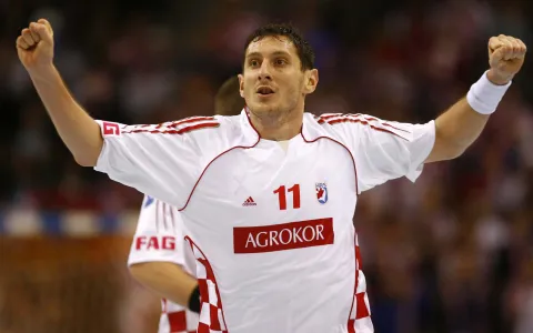 Croatia's Mirza Dzomba celebrates after scoring against Russia during their Handball World Cup group F match in Stuttgart, January 22, 2007. REUTERS/Michael Dalder (GERMANY)