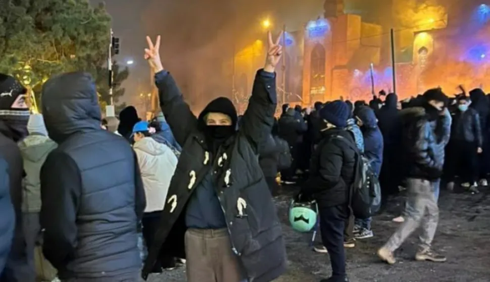 U Salima na Dugom otoku Shirin Mirzanejad sa suprugom Mehrdadom Khamenehom svaki dan sa zebnjom i&scaron;čekuje vijesti iz rodnog Irana.2026.