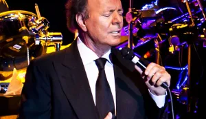 epa07024532 (FILE) - Spanish singer Julio Iglesias performs on stage during his concert at the Heineken Music Hall in Amsterdam, The Netherlands, 09 May 2014 (reissued 16 September 2018). Julio Iglesias turns 75 on 23 September 2018. EPA/REMKO DE WAAL