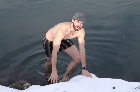 Svestrani Donjograđanin, breakdancer, baletan i mačkoljubac već treću godinu zaredom svaki dan se kupa u Dravi