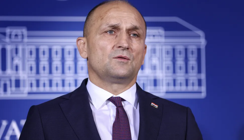 Zagreb, 11.07.2025 - Izjava ministra obrane Ivana Anu&scaron;ića i presjednika Odbora za obranu Arsena Bauka nakon djelomično zatvorene sjednice Odbora za obranu Hrvatskog sabora na kojoj se raspravljalo o uvođenju obaveznog vojnog osposobljavanja. Na slici Ivan Anu&scaron;ić.foto HINA/ Damir SENČAR/ ds