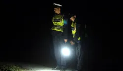 22.09.2012., Alilovci - Jedna je osoba poginula, a druga zadobila teske tjelesne povrede u prometnoj nesreci koja se sinoc oko 11,30 sati dogodila na ulazu u naselje Alilovci iz smjera Kaptola. Automobil marke BMW od siline udarca je srusio betonski stup za struju, a vatrogasci su se namucili da iz hrpe metala izvuku prezivjelog. Akcija izvlacenja trajala je vise od sat i pol.Photo: Dusko Mirkovic/PIXSELL