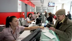 Zagreb, 19.12.2013 - Hrvatska po&scaron;tanska banka (HPB) od 1. siječnja 2014. godine snižava kamatne stope na sve postojeće i nove kredite građana s promjenjivom kamatnom stopom, pa će tako kamatne stope na kredite uz valutnu klauzulu biti niže za 0,20, a za kredite u kunama 0,23 postotna boda. Na slici službenica na &scaron;alteru novo uređene poslovnice HPB-a u Juri&scaron;ićevoj ulici u Zagrebu.foto FAH/ HPB/ ds