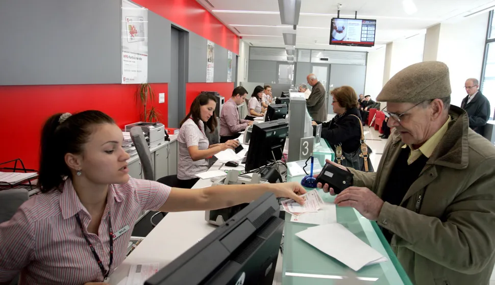 Zagreb, 19.12.2013 - Hrvatska po&scaron;tanska banka (HPB) od 1. siječnja 2014. godine snižava kamatne stope na sve postojeće i nove kredite građana s promjenjivom kamatnom stopom, pa će tako kamatne stope na kredite uz valutnu klauzulu biti niže za 0,20, a za kredite u kunama 0,23 postotna boda. Na slici službenica na &scaron;alteru novo uređene poslovnice HPB-a u Juri&scaron;ićevoj ulici u Zagrebu.foto FAH/ HPB/ ds
