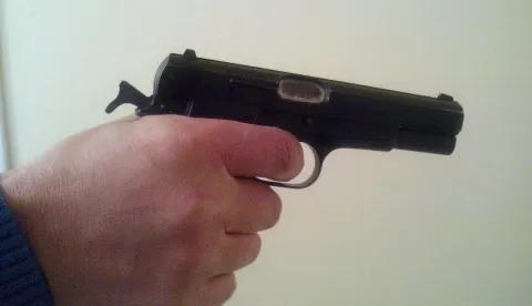 Pi&scaron;tolj ilustracija