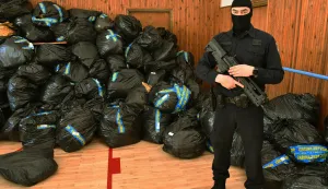 Požega, 14.01.2026. - Vi&scaron;e od dvije tone duhana i nekoliko desetaka tisuća eura prona&scaron;la je i zaplijenila u utorak pože&scaron;ko-slavonska policija u suradnji s carinom prilikom pretrage dvije obiteljske kuće u Požegi i osobnog automobila osumnjičenog 52-godi&scaron;njaka. foto HINA/ tm