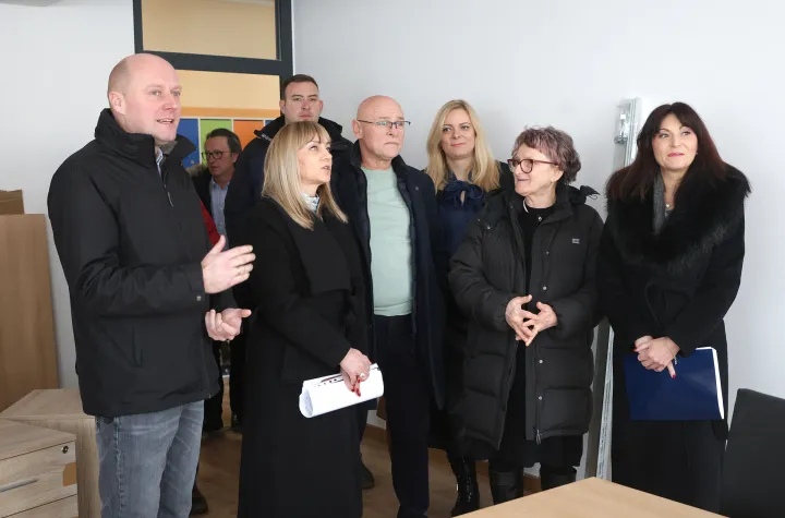 Bilje, 15. 01. 2026., &Scaron;kolska ulica 6, O&Scaron; Bilje, &scaron;kola, nadogradnja, dogradnja, blagavaonica, dvije učionice, obilazak, Josip Miletić; Gabrijela Čurković; Željko Cickaj; Daria Palo&scaron;; Vlatka Hmelik - ravnateljica O&Scaron; Bilje; Nata&scaron;a Trami&scaron;ak - županicaSNIMIO BRUNO JOBST