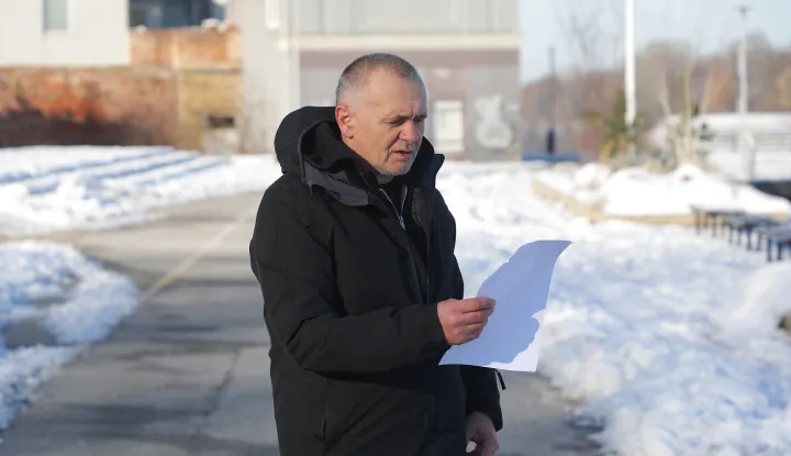 Osijek, 12. 01. 2026., Gornjodravska &scaron;etnica, promenada, Antonijo Galić - pjesnik, samoprozvani pjesnik, čitanje poezije prolaznicima na -10, prolaznci/&scaron;etači ga snimajuSNIMIO BRUNO JOBST