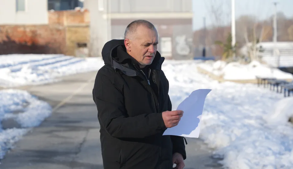 Osijek, 12. 01. 2026., Gornjodravska &scaron;etnica, promenada, Antonijo Galić - pjesnik, samoprozvani pjesnik, čitanje poezije prolaznicima na -10, prolaznci/&scaron;etači ga snimajuSNIMIO BRUNO JOBST
