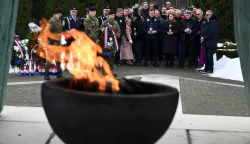 Vukovar, 15.01.2026. - Na Memorijalnom groblju ?rtava iz Domovinskoga rata obilje?ena 34. godi?njice me?unarodnog priznanja Republike Hrvatske i 28. obljetnica zavr?etka procesa Mirne reintegracije hrvatskog Podunavlja. Polaganjem vijenaca i paljenjem svije?a, Vukovarsko-srijemska ?upanija i Grad Vukovar prisjetili se svih hrvatskih branitelja i civilnih ?rtava Domovinskoga rata. foto HINA/ Gordan Pani?/ gp