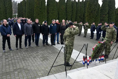 Vukovar, 15.01.2026. - Na Memorijalnom groblju ?rtava iz Domovinskoga rata obilje?ena 34. godi?njice me?unarodnog priznanja Republike Hrvatske i 28. obljetnica zavr?etka procesa Mirne reintegracije hrvatskog Podunavlja. Polaganjem vijenaca i paljenjem svije?a, Vukovarsko-srijemska ?upanija i Grad Vukovar prisjetili se svih hrvatskih branitelja i civilnih ?rtava Domovinskoga rata. foto HINA/ Gordan Pani?/ gp