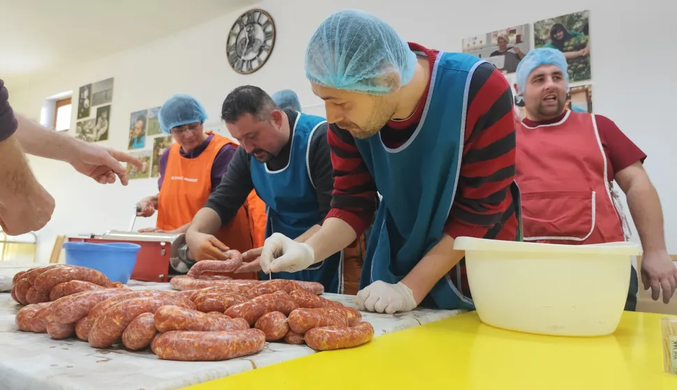 &ldquo;Jaglaci&rdquo; i Kun&scaron;tek napravili kobasicu