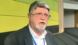 Bruxelles, 20.02.2025. - Rasprava u vanjskopolitičkom odboru Europskog parlamenta o izvje&scaron;ću izvijestitelja za Srbiju Tonina Picule. Na fotografiji Tonino Picula daje izjavu za medije. foto HINA/ Slavko Vukadin/ sv