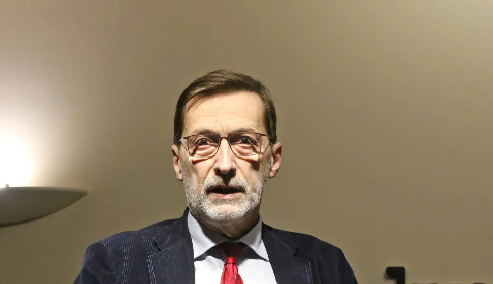 Osijek, 20. 02. 2025, Klub knjižare Nova. Razgovor s Mirom Gavranom.snimio GOJKO MITIĆ