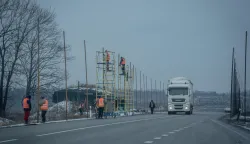 Municipal service workers hang anti-drone nets on the Kharkiv ring road, which runs along the Russian border in Kharkiv, on January 10, 2026, amid the Russian invasion of Ukraine. (Photo by Ivan SAMOILOV/AFP)