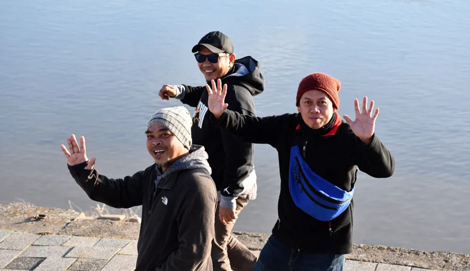 02.02.2024., Slavonski Brod - Dobro raspolozeni strani radnici u setnji i razgledavanju grada. Photo: Ivica Galovic/PIXSELL