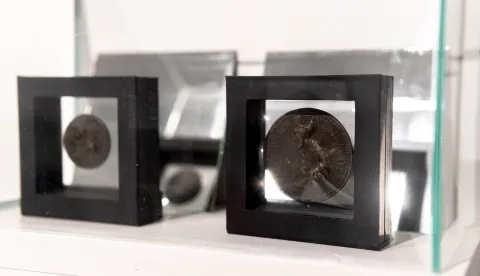 Osijek, 15. 1. 2026., Izložba Medaljerska zbirka Zorislava Dragutinovića iz fundusa MLU u sklopu XV. Memorijala Ive Kerdićamedaljerstvo; medalje; izložba; MLU