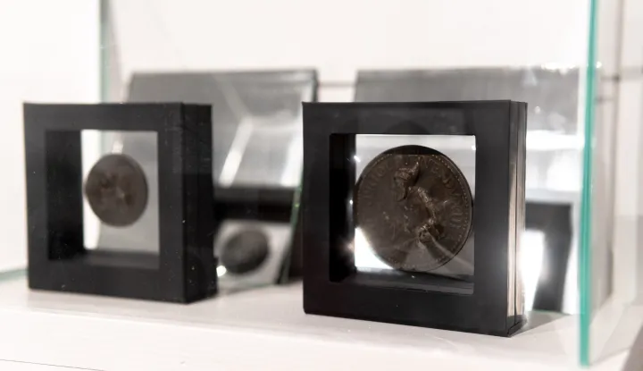 Osijek, 15. 1. 2026., Izložba Medaljerska zbirka Zorislava Dragutinovića iz fundusa MLU u sklopu XV. Memorijala Ive Kerdićamedaljerstvo; medalje; izložba; MLU