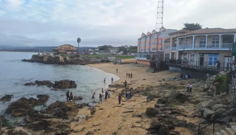 U pjesmi Chrisa Ree svijetle crvena božićna svjetla, a nama ona sa zatvorske stražarnice