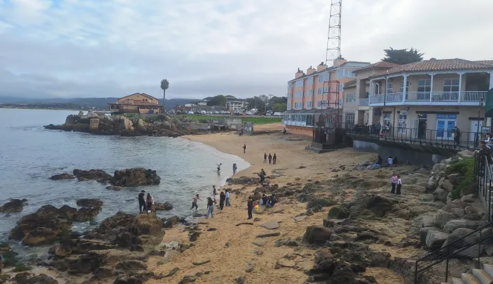 U pjesmi Chrisa Ree svijetle crvena božićna svjetla, a nama ona sa zatvorske stražarnice