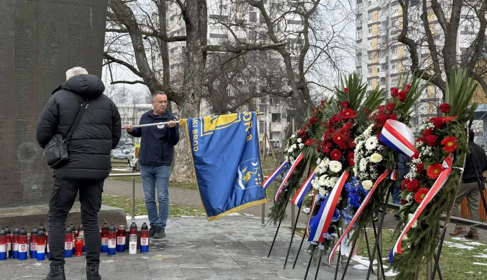 SLAVONSKI BROD - Na Trgu Stjepana Miletića u petak je obilježena 33. obljetnica djelovanja Udruge HVIDR-a Slavonski Brod.siječanj 2026.