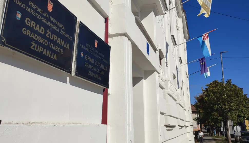Ulaz u gradsku upravufoto: Marija Le&scaron;ić Omerović
