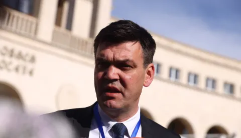 19.02.2022., Mostar - Prije pocetka izvanrednog zasjedanja Hrvatskog narodnog sabora BiH, Predsjednistvo HNS-a polozilo je vijence i zapalilo svijece kod spomen obiljezja poginulim braniteljima ispred Hrvatskog doma herceg Stjepan Kosace, nakon cega se medijima obratio predsjednik HNS-a Dragan Covic. Photo: Denis Kapetanovic/PIXSELL