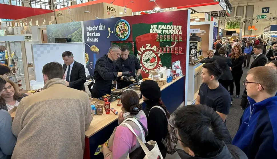 Na međunarodnom sajmu poljoprivrede, hortikulture i prehrambene industrije Zeleni tjedan, koji se u svom 100. jubilarnom izdanju održava od 16. do 25. siječnja u Berlinu, predstavlja se i 13 hrvatskih tvrtki i organizacija, izvijestili su u petak iz Hrvatske gospodarske komore (HGK).