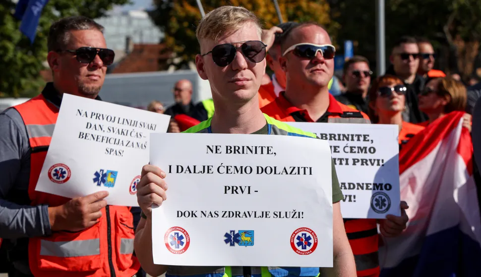 16.10.2025., Zagreb - Prosvjed djelatnika zavoda za Hitnu medicinu ispred NSK. Photo: Matija Habljak/PIXSELL