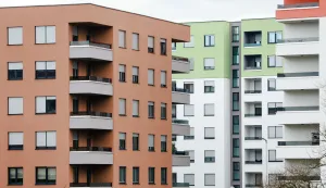 11.01.2023., Zagreb - Borovje. Pogled na arhitekturu koja okruzuje naselje Borovje. Detalji mosta Mladosti koji nam daju do znanja da je tu u blitini i rijeka Sava. Novogradnja u odnosu na jos pokoju staru gradjevinu te odnos linija arhitekture sa obliznjom toplanom ciji dimnjak u nekim kadrovima kao da izvire iz krovova obliznjih zgrada. Photo: Sanjin Strukic/PIXSELL