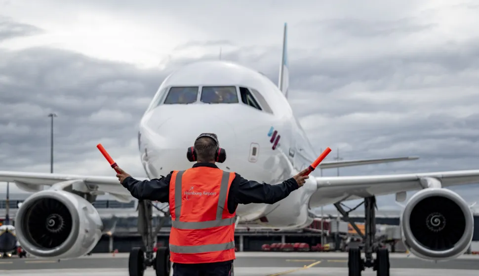 25 September 2020, Hamburg: An Airbus 319 belonging to the airline Eurowings is being briefed by an airport employee on the new apron at Hamburg Airport. After a total construction period of 4 years, the apron was opened on 25 September. Photo: Axel Heimken/dpa /DPA/PIXSELL