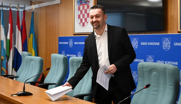 Vukovar, 17.01.2026. - U Gradskoj vije?nici Grada Vukovara, gradona?elnik Marijan Pavli?ek i zamjenik gradona?elnika Filip Su?ac odr?ali konferenciju za medije na temu u?teda u gradskom prora?unu. foto HINA/ Gordan Pani?/ gp