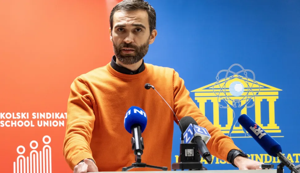 Zagreb, 22.12.2025 - Tri obrazovna sindikata održala su konferenciju za medije s temom, kako navode, "podcjenjivačkog postupanja Vlade prema sindikatima javnih službi". Na konferenciji su govorili Predrag Marković, Matija Kroflin (na slici), Zrinko Turalija i Marija Veronkica Cvjetković.Foto Hina/ Dario GRZELJ/ dag