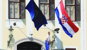 18.04.2011., Trg svetog Marka 2, Zagreb - Radnici ciste plinske lampe na zgradi Vlade RH ispod zastava Hrvatske i EU. Photo: Boris Scitar/PIXSELL------kolor 2x nvoosti