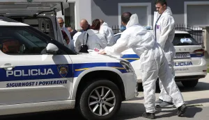 Tenja, 03. 09. 2025., Ulica Matije Vlačića 80, ubojstvo, policija, očevid, forenzičari; forenzicar; ilustracijaSNIMIO BRUNO JOBST