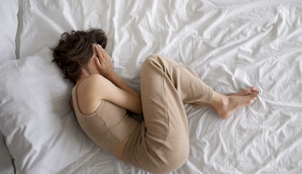 Woman experiencing anxiety flat laydepresija tjeskoba ilustracija freepik