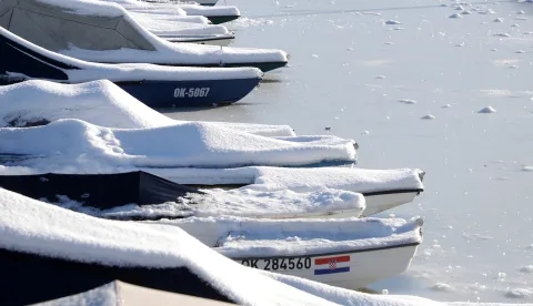 Osijek, 12. 01. 2026., Zimska luka, zima, čamac, čamci, okovano ledom, ledSNIMIO BRUNO JOBST