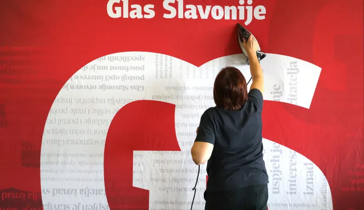 Osijek, 16. 09. 2025., Hotel Osijek, peglanje, peglanje logotipa, logotip, Glas Slavonije, slobodnjak, slobodnjaci SNIMIO BRUNO JOBST