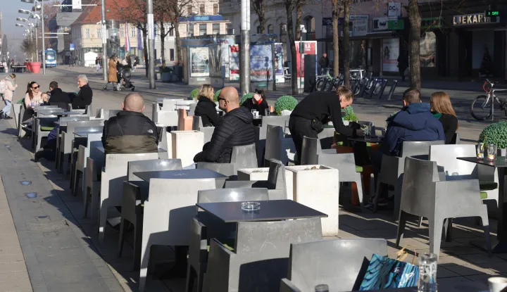 Osijek, 19. 12. 2024, Trg A. Starčevića, sunce izmamilo ljude na terase kafića, ne smeta ni hladnoća, slobodnjak, slobodnjaci SNIMIO BRUNO JOBST