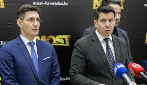 Zagreb, 07.01.2026. - Saborski zastupnici Mosta Nikola Grmoja, Marin Miletić i Zvonimir Troskot održali su konferenciju za medije s temom planova Mosta za početak zasjedanja Hrvatskog sabora s naglaskom na ključne političke prioritete u nadolazećem razdoblju.Na fotografiji Zvonimir Troskot, Nikola Grmoja.foto HINA/ Edvard &Scaron;U&Scaron;AK