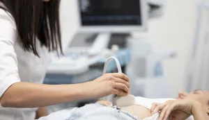 Doctor checking patients health abdominal ultrasoundultrazvuk doktor liječnik pacijent zdravlje pregled ilustracija freepik