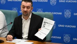 Vukovar, 17.01.2026. - U Gradskoj vije?nici Grada Vukovara, gradona?elnik Marijan Pavli?ek i zamjenik gradona?elnika Filip Su?ac odr?ali konferenciju za medije na temu u?teda u gradskom prora?unu. foto HINA/ Gordan Pani?/ gp