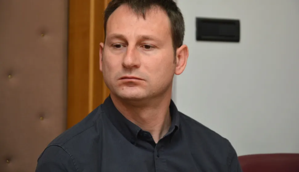 10.03.2017., Bjelovar, Zupanijska vijecnica - Mladen Marusic v.d. ravnatelj Zupanijske uprave za ceste, potpisao je Sporazume o zajednickom sufinanciranju obnove prometnica na podrucju Bjelovarsko-bilogorske zupanije s nacelnicima opcina Rovisce, Kapela, Veliki Grdjevc, Nova Raca, Veliko Trojstvo i Ivanska. Naime, nakon proslogodisnjeg zakreta u cestogradnji i ove 2017. godine nastavlja se obnova prometnica diljem BBZ. Tako se potpisuje drugi set Sporazuma koji obuhvacaju obnovu gotovo 13 kilometara prometnica vrijednih gotovo 12 milijuna kuna. Ugovor su potpisali Slavko Priscan, nacelnik Opcine Rovisce, Marijan Dautanac, nacelnik Opcine Veliki Grdjevac, Ivan Kovacic, nacelnik Opcine Veliko Trojstvo, Danijel Kovacec (na slici), nacelnik Opcine Kapela, Darko Knezic, nacelnik Opcine Nova Raca i Josip Bartolcic, nacelnik Opcine Ivanska. rPhoto: Damir Spehar/PIXSELL         