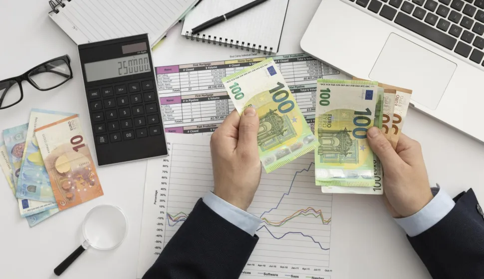 Flat lay business man checking finance mannersnovac financije inflacija ulaganje investicija ilustracija freepik