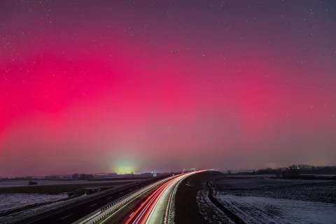 Aurora borealis na nebu iznad Belog Manastira