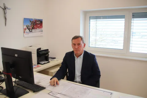 VINkOVCITijekom 2025. godine Helikopterska hitna medicinska služba odradila je uspje&scaron;ne 42 intervencije u Vukovarsko-srijemskoj županiji, od toga sedam za Opću županijsku bolnicu Vinkovci.2026.ravnatelj Zavoda za hitnu medicinu Vukovarsko-srijemske županije dr. Mladen Karlić