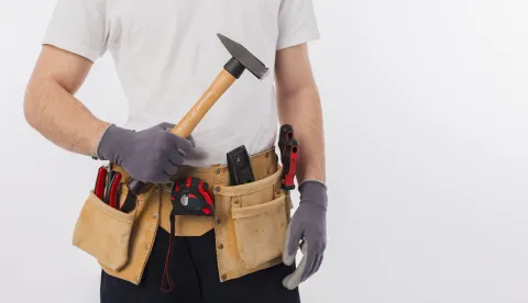 radnik majstor domar kućni popravci radovi vodoinstalater zidar ilustracija freepik