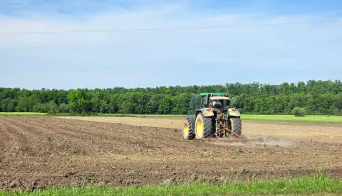 Poljoprivreda traktor polje oranica oranje ilustracija SlavonijaMario Mihaljevic